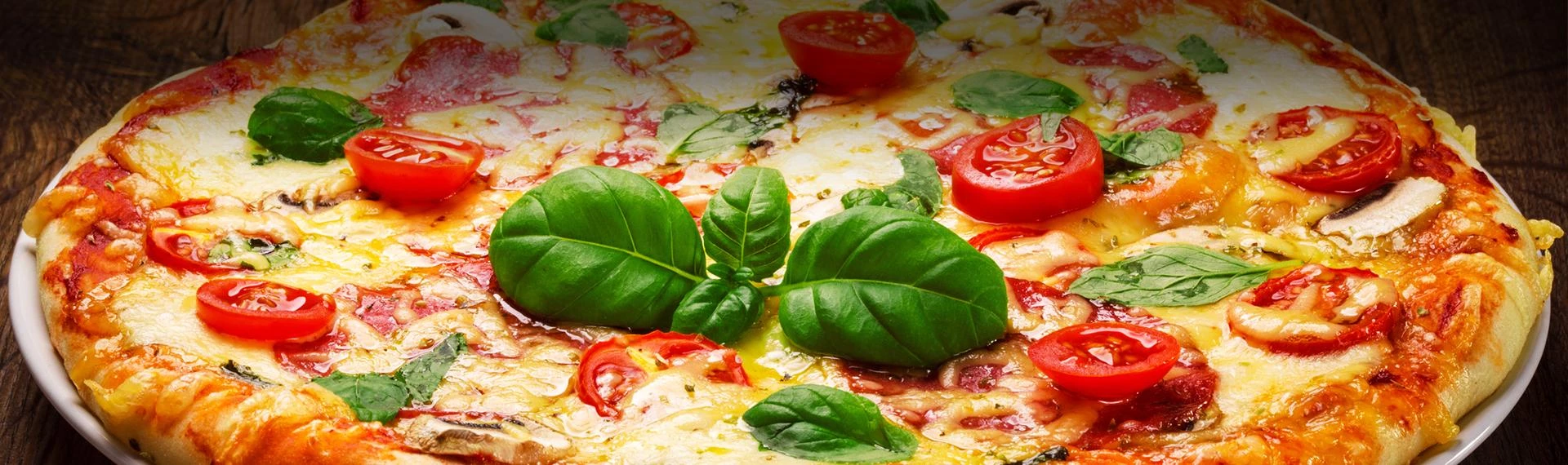 pizza z pomidorami i bazylią